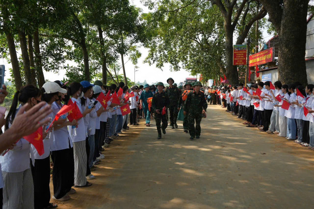 Sau nhiều ngày sát cánh cùng cấp ủy, chính quyền và nhân dân xã Hợp Thịnh (tỉnh Bắc Ninh) khắc phục hậu quả nặng nề do bão số 11 gây ra. Các cán bộ, chiến sĩ bộ đội đã hoàn thành xuất sắc nhiệm vụ, và hành quân trở về đơn vị vào ngày 12/10. anh-1.jpg