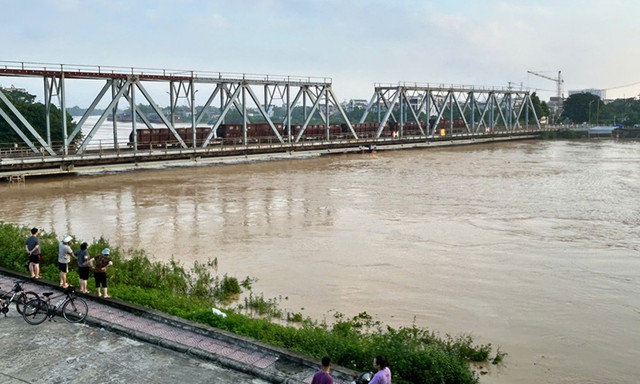 Những ngày qua, do ảnh hưởng của hoàn lưu bão số 11 Matmo, nhiều khu vực phía ngoài đê của sông Cầu, sông Thương trên địa bàn tỉnh Bắc Ninh bị ngập sâu trong nước, nước tràn qua đê. 1.jpg