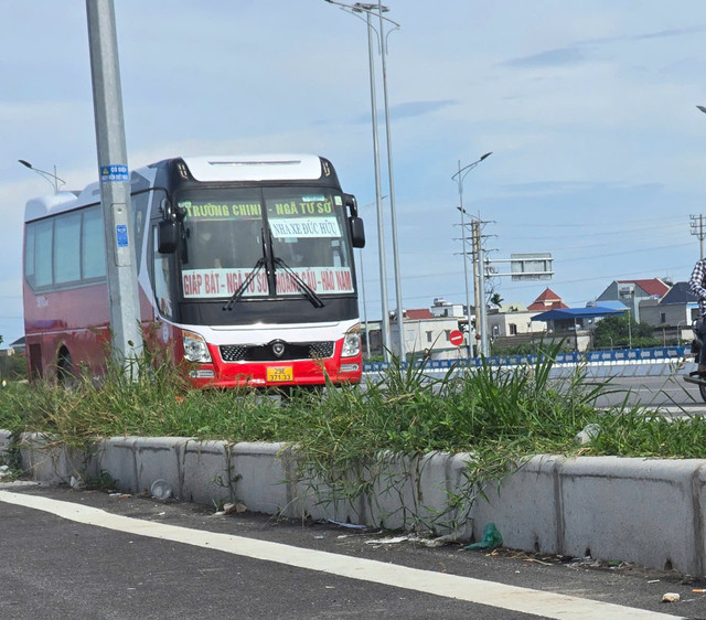 Trong bài viết trước, Báo Tri thức và Cuộc sống đã nêu thông tin phản ánh của bạn đọc về việc các xe 29 chỗ mang tên “Đức Hữu” núp bóng vỏ bọc xe hợp đồng, chạy như tuyến cố định từ địa phận Nam Định (nay là tỉnh Ninh Bình) “qua mặt” các cơ quan chức năng, ngang nhiên vào các tuyến phố Hà Nội để đón trả khách. 1.jpg