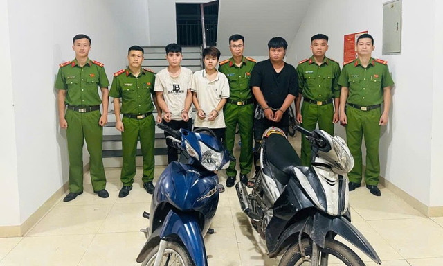 Các đối tượng bị Công an xã Tiên Lục bắt giữ. 113a.jpg