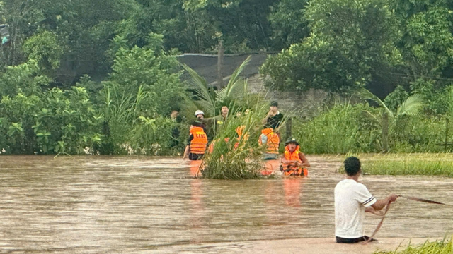 Công an Bắc Ninh giải cứu người dân khỏi nước lũ. 6.jpg