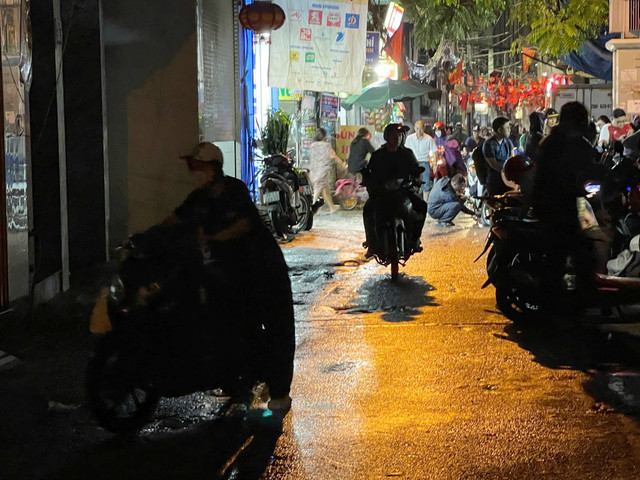 Do lượng xe sửa quá đông, một số người đành tiếp tục dắt bộ về nhà. 8-2792.jpg