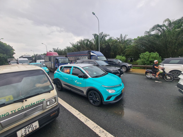 Các phương tiện ùn ứ trên Đại lộ Thăng Long. 20250826-152908.jpg