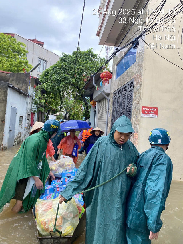 Lực lượng Công an phường Kiến Hưng và dân quân tự vệ phường vận chuyển hàng hoá hỗ trợ người dân bị ngập trong sáng 26/8. ed573c3f-f88a-4971-9a22-d74b1847efa1.jpg