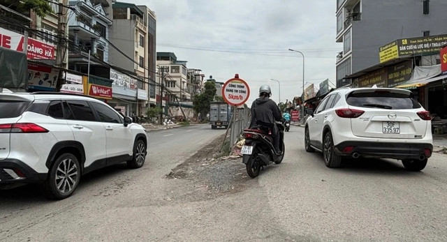 Dự án xây dựng Đường 70 kéo dài đoạn từ làng Vạn Phúc, quận Hà Đông đến tổ dân phố Tháp, phường Đại Mỗ (quận Nam Từ Liêm, Hà Nội) do Ban Quản lý dự án đầu tư xây dựng quận Nam Từ Liêm làm đại diện chủ đầu tư, được triển khai thi công từ năm 2016, nhưng đến nay vẫn dở dang. (Ảnh: Lê Hải). cats.jpg