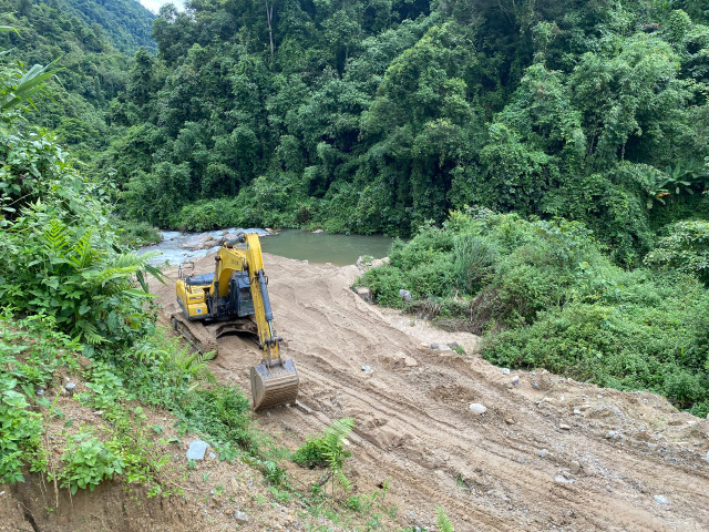 UBND xã Pa Ủ đã lập biên bản, yêu cầu chủ đầu tư dừng ngay hoạt động khai thác cát. 4.jpg