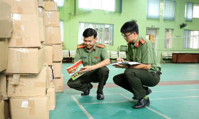 Lực lượng chức năng kiểm tra tang vật vụ án. suny1874.jpg