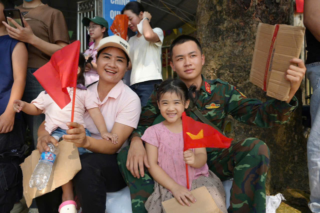 Phút chia tay bịn rịn của nhân dân xã Hợp Thịnh với chiến sĩ bộ đội. anh-7.jpg