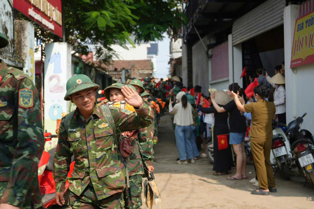 Sau bao ngày đêm không quản mệt nhọc, khó khăn, các cán bộ, chiến sĩ bộ đội đã dồn tâm, gắng sức giúp nhân dân xã Hợp Thịnh vượt qua khó khăn lũ lụt. anh-3.jpg