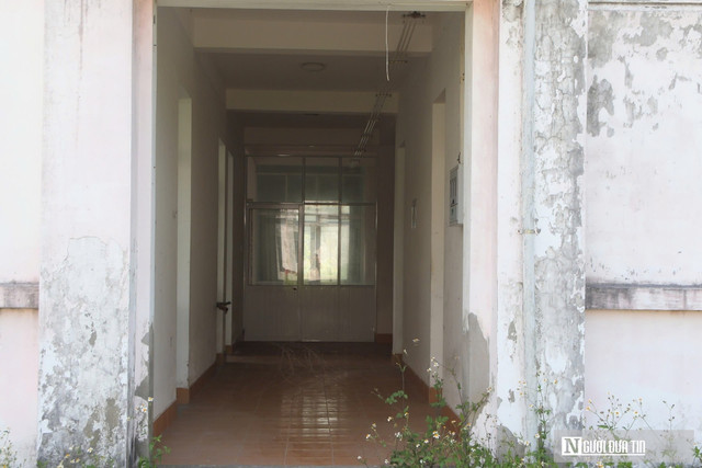 Nhiều khoa phòng trong tình trạng "cửa đóng then cài", vắng bóng bệnh nhân. (Ảnh: Người đưa tin). 5.jpg