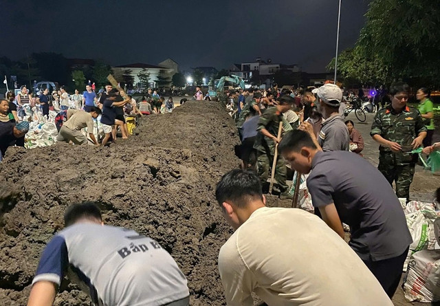 Trước tình hình cấp bách, Bộ Chỉ huy Quân sự tỉnh Bắc Ninh chủ động triển khai lực lượng, phương tiện đến các khu vực trọng điểm, phối hợp cùng các đơn vị đóng quân trên địa bàn cùng cấp ủy, chính quyền và các lực lượng chức năng tập trung khắc phục hậu quả, đảm bảo an toàn đê điều, giữ ổn định đời sống nhân dân. 2.jpg