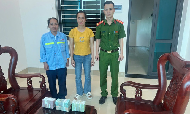 Chị Tống Thị Thủy (ngoài cùng bên trái) cùng đại diện Công an xã Phù Lãng trao trả lại số tiền gần 500 triệu đồng cho chị Lê Thị Quế. trao-tra.jpg