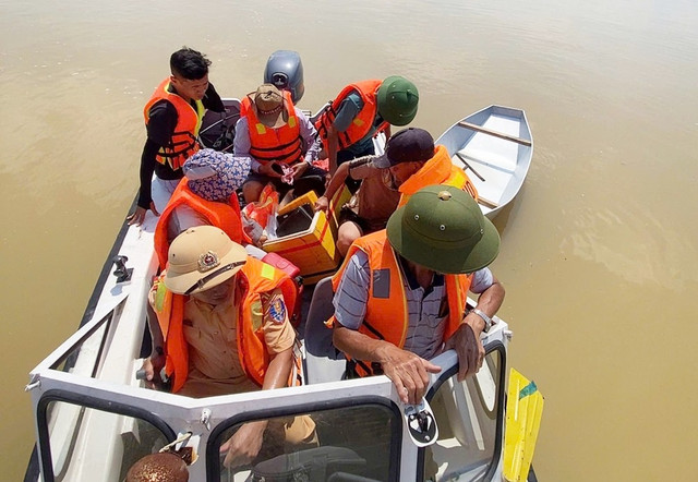 Trước tình hình đó, Công an tỉnh Bắc Ninh đã kịp thời triển khai lực lượng phương tiện, phối hợp với chính quyền địa phương tiếp cận vùng bị chia cắt, tổ chức hỗ trợ người dân di chuyển đến nơi an toàn. a3.jpg
