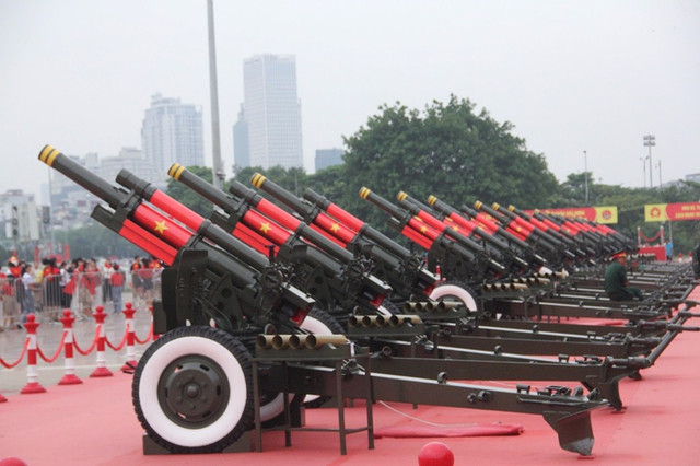 Trận địa 15 khẩu pháo lễ của Lữ đoàn Pháo binh 45 được bố trí ở khu vực trước sân Mỹ Đình, nơi rộng rãi, thông thoáng, thuận lợi cho công tác huấn luyện cũng như phục vụ người dân và du khách tham quan, chụp ảnh. 3.jpg