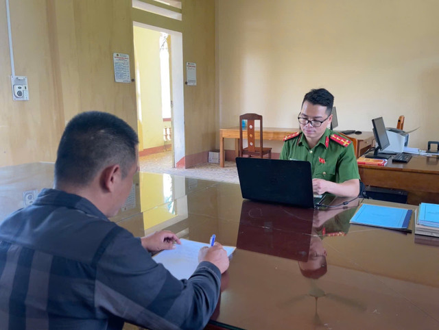 Tại cơ quan Công an, ông S.V.T viết cam kết không tái phạm. (Ảnh: Đỗ Huy). 12.jpg