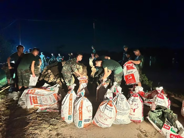 Tại xã Hợp Thịnh (Bắc Ninh), mực nước sông Cầu cũng dâng cao. Trước tình hình đó, xã đã huy động lực lượng đắp đê chống tràn tại một số vị trí trên đê tả Cầu đoạn qua thôn Hương Ninh và Đa Hội. Cùng với đó, cán bộ, chiến sĩ Lữ đoàn Pháo binh 675 (Bộ Tư lệnh Pháo binh) đã có mặt kịp thời cùng nhân dân, công an, dân quân tự vệ tập trung gia cố, tôn cao mặt đê. 9.jpg