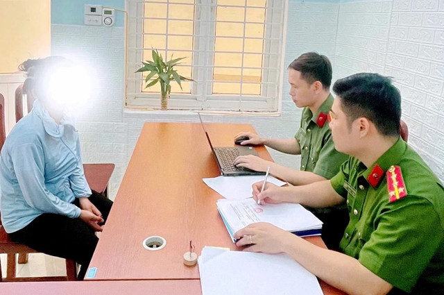 Công an xã Lạc Thủy làm việc với chị M. đăng tải thông tin sai sự thật trên không gian mạng. (Ảnh: Đinh Thắng). cats-5084.jpg