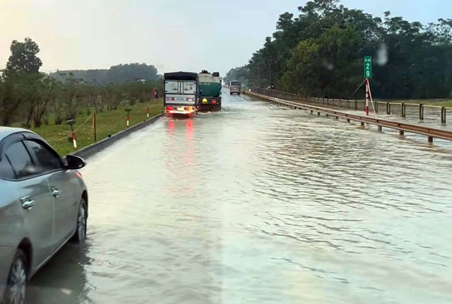 Nước trên cao tốc Hà Nội - Thái Nguyên rút dần, các phương tiện lưu thông bình thường. a.jpg