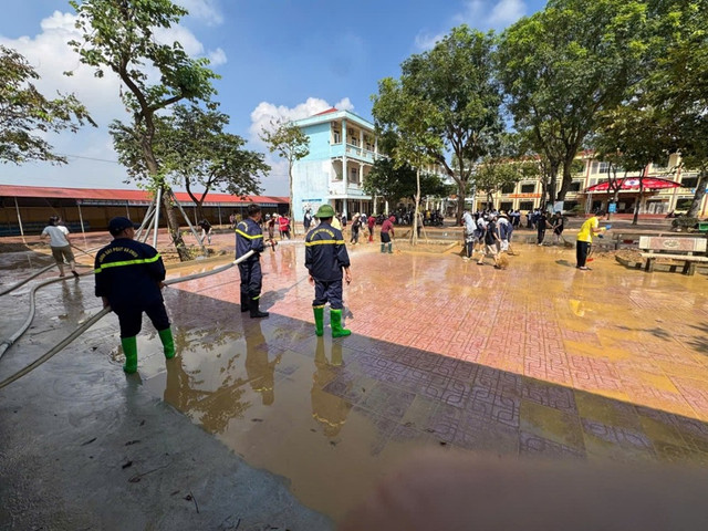 Lực lượng Cảnh sát Phòng cháy, chữa cháy và Cứu nạn cứu hộ - Công an tỉnh Bắc Ninh phối hợp với Trường Trung học Phổ thông Hiệp Hòa số 4 tổng dọn dẹp vệ sinh. a1.jpg