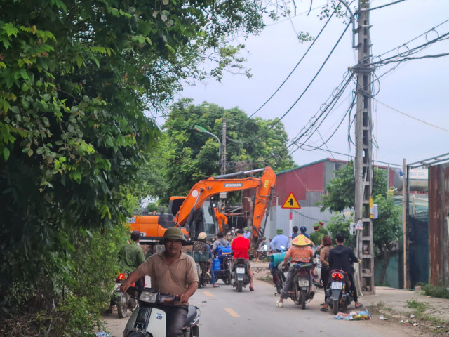 Các lực lượng chức năng ra quân cưỡng chế các công trình vi phạm trong sáng 26/5. 8f7b8137-7496-4922-bc52-e6679641e8e1.jpg