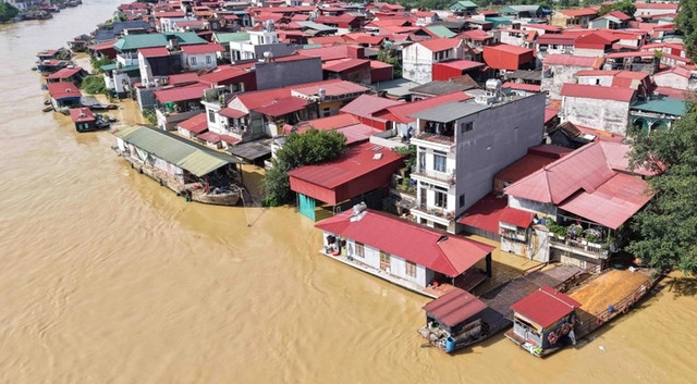 Trên sông Thương, sông Cầu nước lên nhanh khiến một số địa phương ở Bắc Ninh đang rơi vào tình trạng cô lập, như các xã Hợp Thịnh, Bố Hạ, Tam Tiến, Tiên Lục, Phù Lãng, Hoàng Vân, phường Vân Hà. Nhiều ngôi nhà của người dân vẫn chìm sâu trong biển nước, giao thông bị chia cắt ở một số khu vực, người dân gặp khó trong công tác tiếp cận nhu yếu phẩm và nước sinh hoạt. a2.jpg
