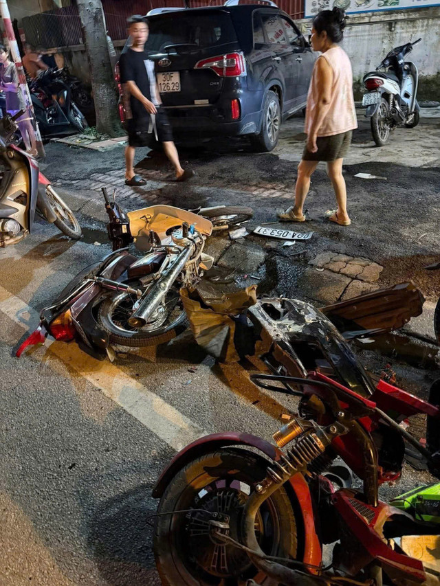 Các phương tiện bị va chạm nằm la liệt. 69380f68-0e08-4504-8e24-48a5f98f23df.jpg