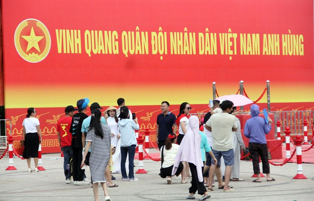 Từ sáng sớm 24/8/2025, người dân đổ về khu vực sân Mỹ Đình và trường đua F1 rất đông để tận mắt chiêm ngưỡng dàn pháo lễ, các khí tài quân sự trước giờ diễn ra buổi tổng hợp luyện diễu binh, diễu hành lần 2 Lễ kỷ niệm 80 năm Cách mạng tháng Tám và Quốc khánh 2/9. 1.jpg