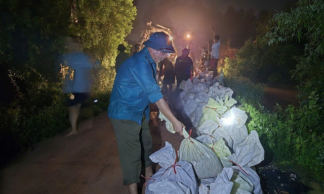 Chiều tối 8/10, thôn Đức Thọ (xã Mỹ Thái, tỉnh Bắc Ninh), phát hiện nước bắt đầu thẩm lậu, rò rỉ qua thân đê. Đến khoảng 19h cùng ngày, đoạn đê bị sạt lở dài khoảng 20m, đe dọa trực tiếp đến tính mạng và tài sản của hơn 100 hộ dân sinh sống phía trong vùng đê bao. 1.jpg