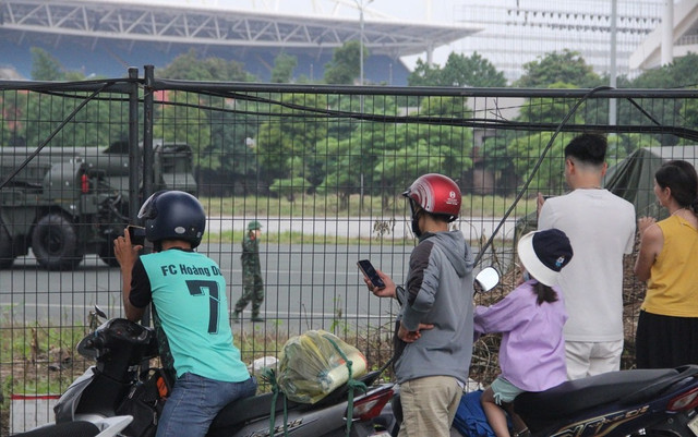 Tại khu vực trường đua F1, người dân cũng háo hức chiêm ngưỡng dàn khí tài khủng. 7.jpg
