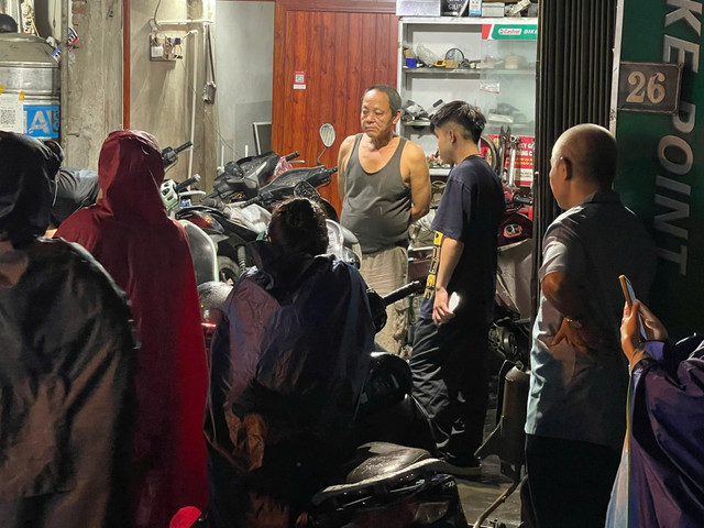 Bên trong tiệm sửa xe, thợ phải chia nhau làm từng công đoạn, làm việc không ngừng nghỉ. 4-4902.jpg