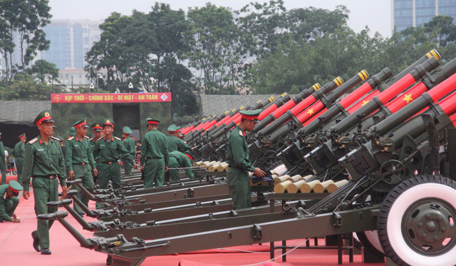 Quốc kỳ được dán lên thân pháo, tạo khí thế trang nghiêm. 4.jpg