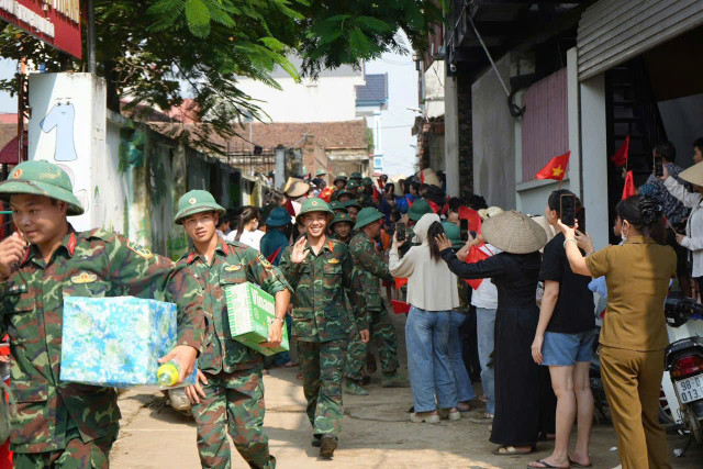 Giây phút chia tay của các cán bộ, chiến sĩ bộ đội trong tiếng reo hò, và những cái bắt tay thật chặt chính là lời cảm ơn chân thành, là sự tri ân sâu sắc nhất của nhân dân xã Hợp Thịnh. anh-2.jpg