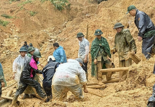 Các lực lượng chức năng tìm người mất tích ở Lũng Cú, Tuyên Quang. a1-737.jpg