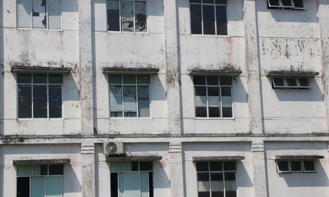 Dãy nhà nào tại Bệnh viện đa khoa Chân Mây cũng có cửa sổ bị vỡ kính hoặc hư hỏng. (Ảnh: Nguyễn Vương). 4.jpg