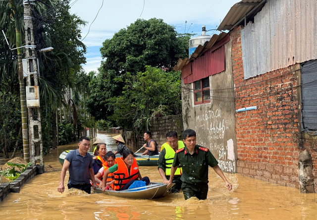 Công an xã Mỹ Thái hỗ trợ người dân rời khu ngập lụt di chuyển tài sản đến nơi an toàn. 4.jpg
