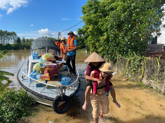 Công an tỉnh Bắc Ninh phối hợp với các lực lượng bám sát địa bàn, duy trì ứng trực 24/24h, cứu hộ, cứu nạn đưa người dân ra khỏi khu vực nguy hiểm, đến nơi an toàn. a5.jpg
