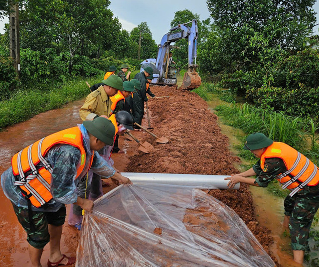 Cảnh sát giao thông Bắc Ninh hỗ trợ đưa phương tiện của người dân qua đoạn đường ngập nước trên quốc lộ 1A. 8.jpg