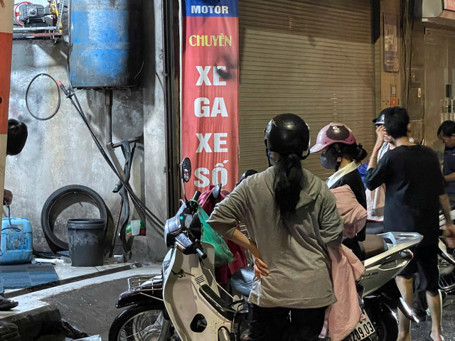 Một tiệm sửa xe khác ở ngõ Đại lộ Thăng Long, nhiều người cũng đang phải xếp hàng, chờ đợi đến lượt mình. 9-1962.jpg