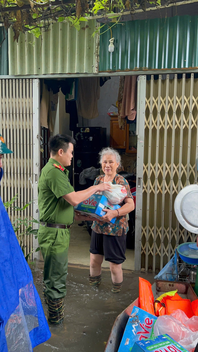 Ban chỉ huy Công an phường Kiến Hưng hỗ trợ các hộ gia đình bị ảnh hưởng ngập úng. 032a4de1-94d4-42e1-aa89-3b9fefda4777.jpg