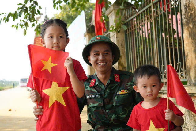 … những cái ôm thắm thiết, là sự tri ân của nhân dân gửi tới bộ đội thay lời cảm ơn về sự vất vả của cán bộ, chiến sĩ. anh-6.jpg