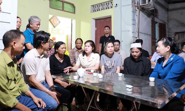 Bà Lâm Thị Hương Thành thăm hỏi, động viên gia đình anh Đoàn Văn Mạnh. a12.jpg
