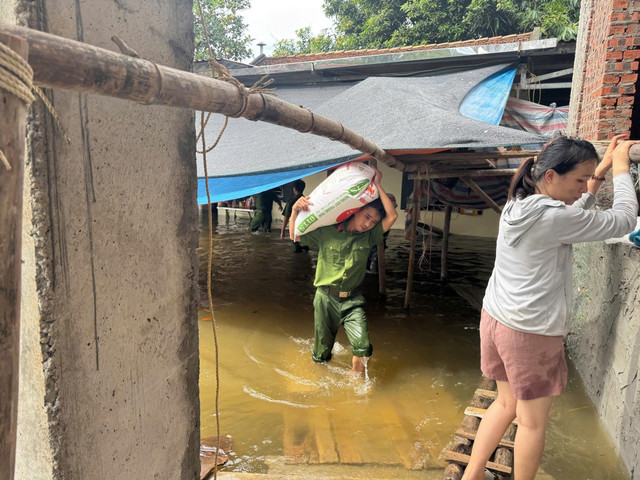 Công an xã Tân Yên lội nước lũ, hỗ trợ nhân dân di dời tài sản. 5.jpg