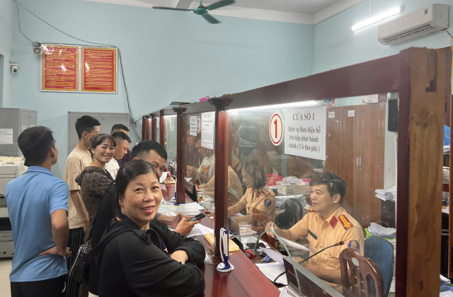 Ngoài giời hành chính, nhưng lực lượng CSGT Công an tỉnh Bắc Ninh vẫn căng mình làm việc giải quyết nhanh gọn, văn minh và đúng pháp luật mọi thủ tục vi phạm giao thông. c7d832cd-9379-4cfe-853d-59542a1465eb.jpg