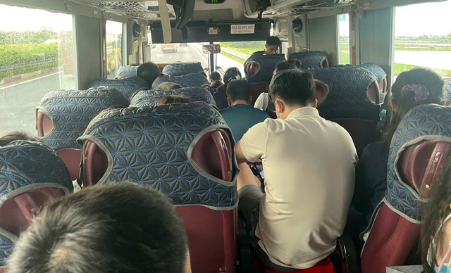 Đáng chú ý, trong quá trình ghi nhận, chiếc xe này chở hành khách vượt quá ghế ngồi quy định. Một số hành khách còn được nhà xe này bố trí thêm ghế nhựa để ngồi. 5.jpg