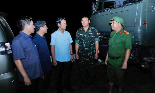 Cục trưởng Phạm Đức Luận và Lê Xuân Lợi động viên các chiến sĩ lực lượng vũ trang tham gia chống lũ tại xã Hợp Thịnh. cats.jpg