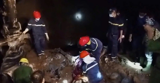 Các lực lượng chức năng tìm kiếm nạn nhân không ngừng nghỉ. 6.jpg