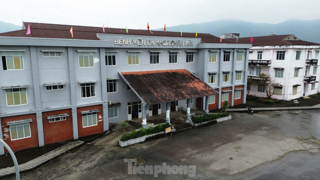 Từ khi "tụt hạng" bệnh viện cũng không tạo được sức hút với người dân địa phương. Hiện nơi đây vắng bóng bệnh nhân đến thăm khám, cùng với đó, nhiều hạng mục cơ sở vật chất đã xuống cấp nghiêm trọng. (Ảnh: Tiền Phong). 3.jpg