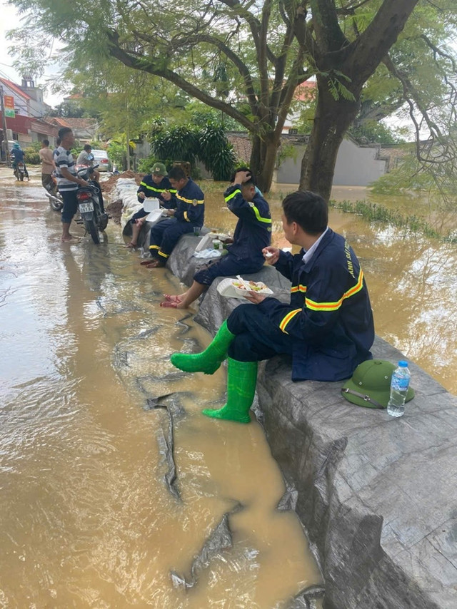 Bữa cơm vội trên chốt đê thôn Châu Lỗ (xã Xuân Cẩm, tỉnh Bắc Ninh) giữa trưa ngày 9/10 của lực lượng cứu hộ. Hiện hơn 10 nghìn hộ dân ở Bắc Ninh đã được di dời đến nơi an toàn, nhiều công trình giao thông, thủy lợi, đê điều chịu ảnh hưởng nặng nề. a8.jpg