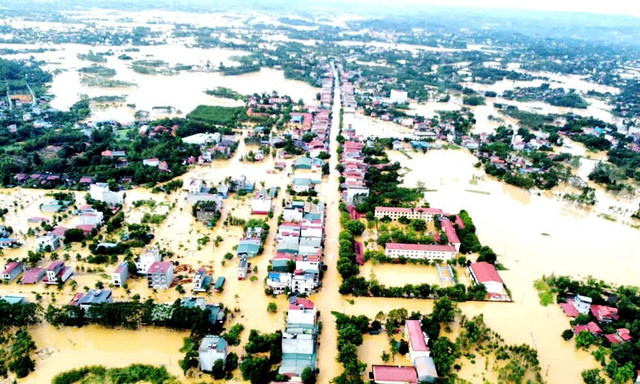 Nhiều nhà cửa của người dân ở xã Bố Hạ vẫn ngập nặng. a1.jpg