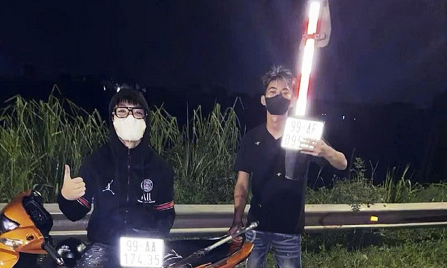 Hai đối tượng khoe "chiến tích" lên mạng xã hội. a12.jpg